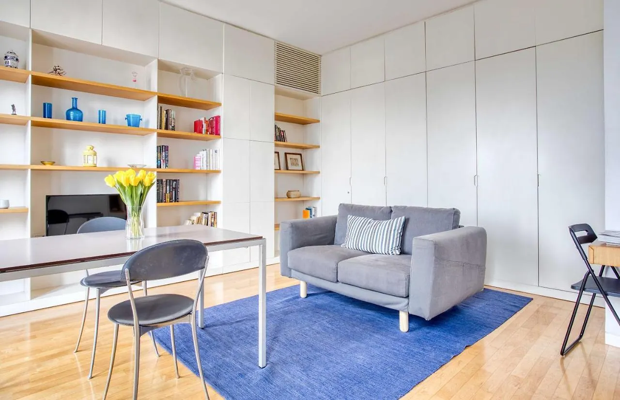 Joivy Vibrant Studio With Balcony Милан