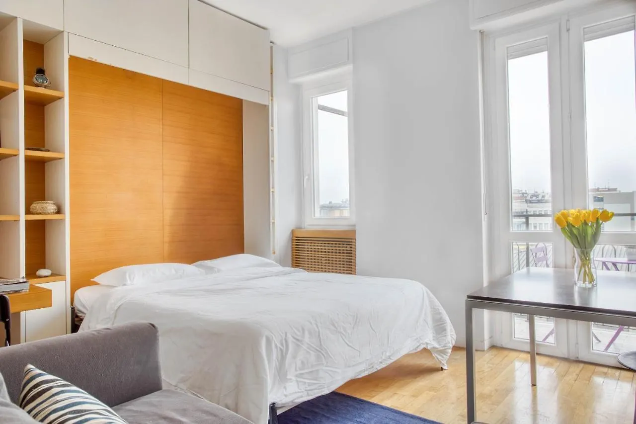 Daire Joivy Vibrant Studio With Balcony Milano