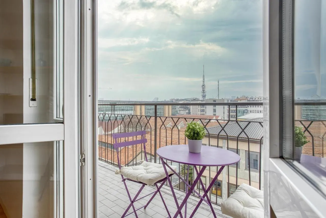 Joivy Vibrant Studio With Balcony Милан